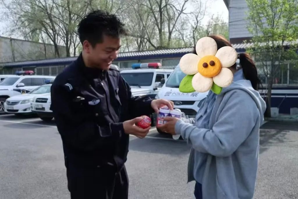 暖心！民警巡逻途中偶遇低血糖女子，一颗糖竟能救人一命？  第3张