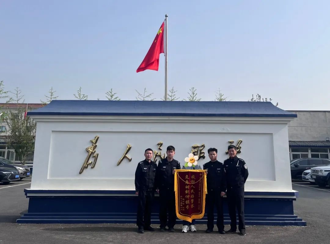 暖心！民警巡逻途中偶遇低血糖女子，一颗糖竟能救人一命？  第4张