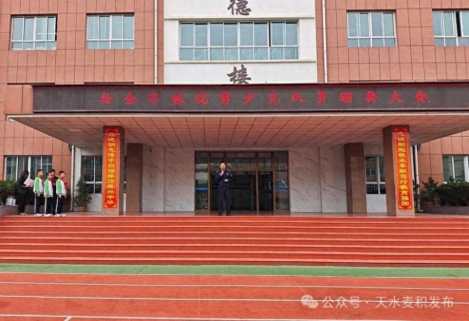 6666元巨款路边躺，三位红领巾少年如何抉择？他们的善举温暖了整个麦积区
