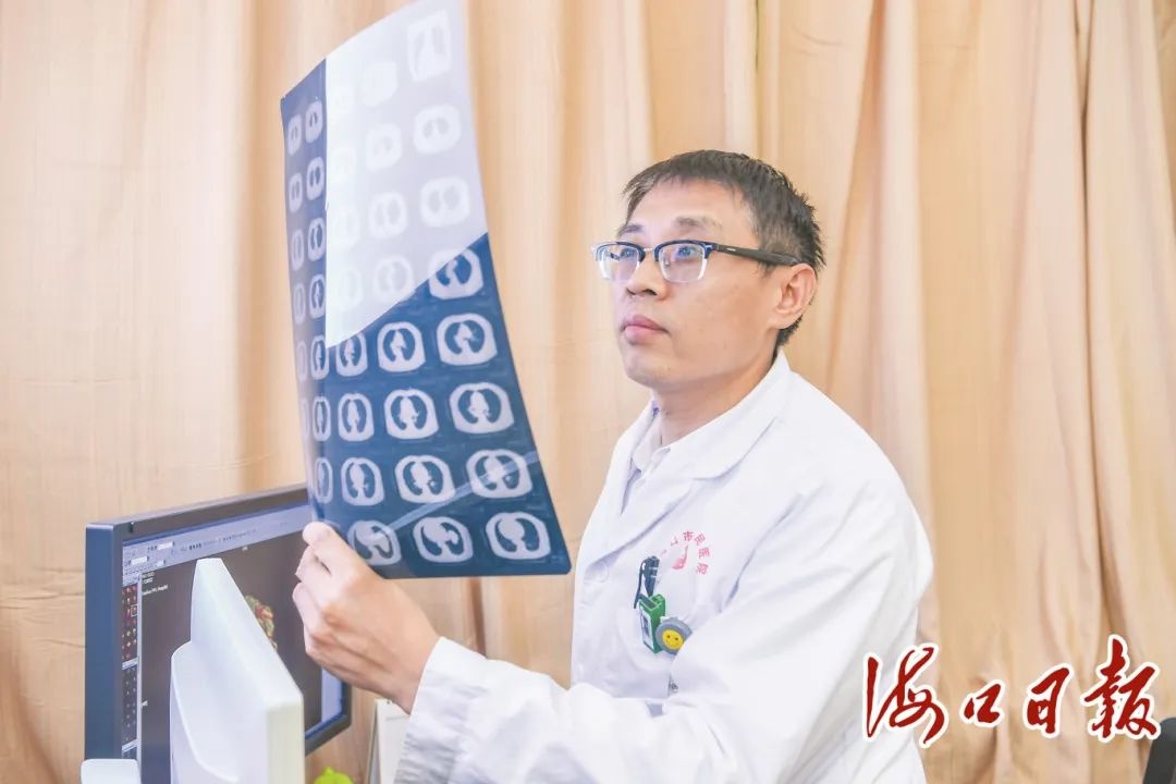 身残志坚！80后拄拐坐轮椅医生坚守岗位十余载？为啥能获此殊荣  第3张