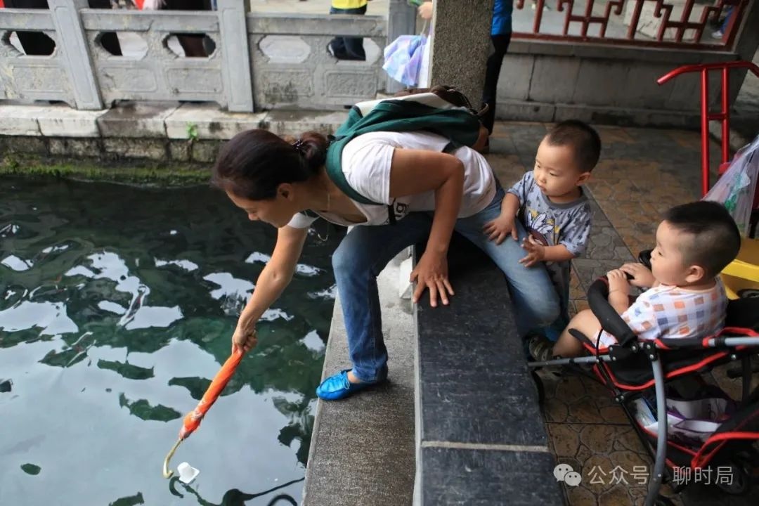 疾风骤雨袭阜阳！降雨量惊人，女子雨中一幕为何感动亿万国人？  第2张