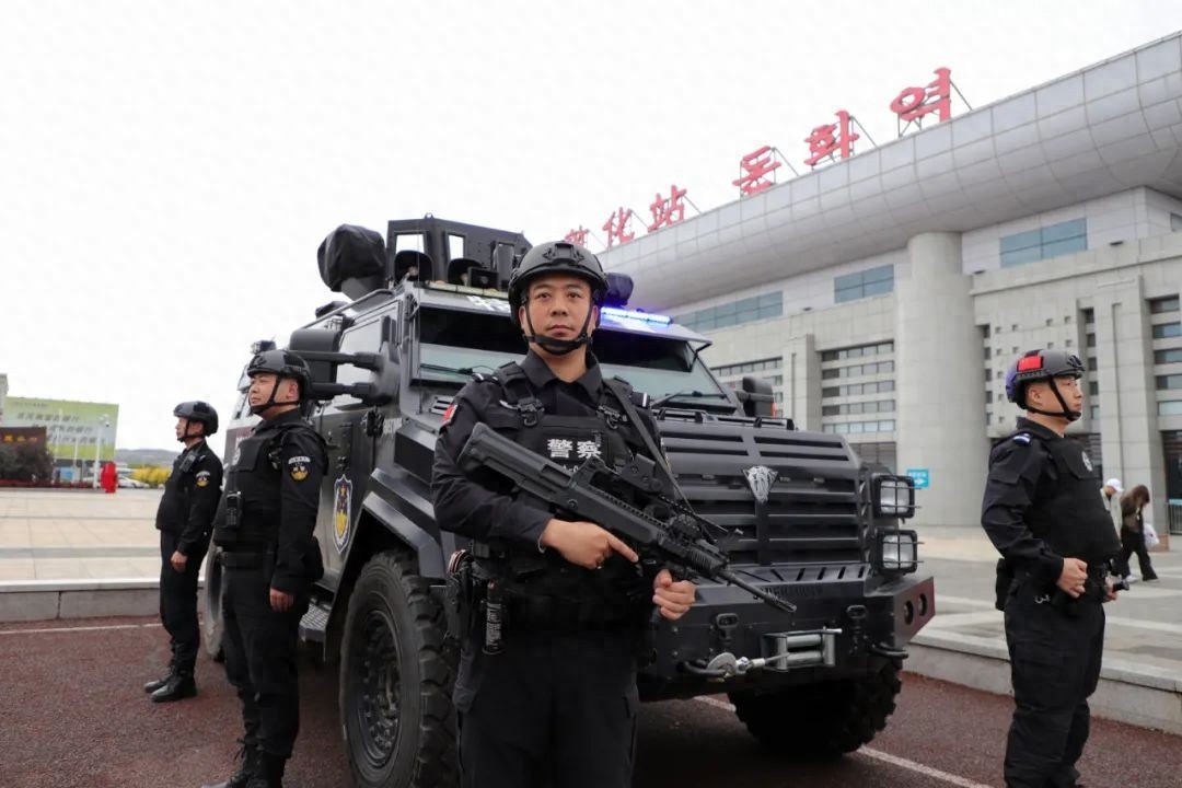 暖心警事！藏蓝身影守护安宁，危难时刻托举希望？