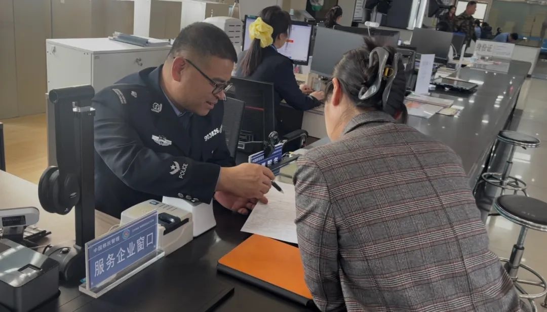 暖心警事！藏蓝身影守护安宁，危难时刻托举希望？  第3张
