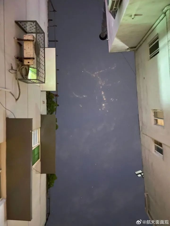 杭州上空现罕见暖夜灯柱！比水墨西湖还可遇不可求？  第3张