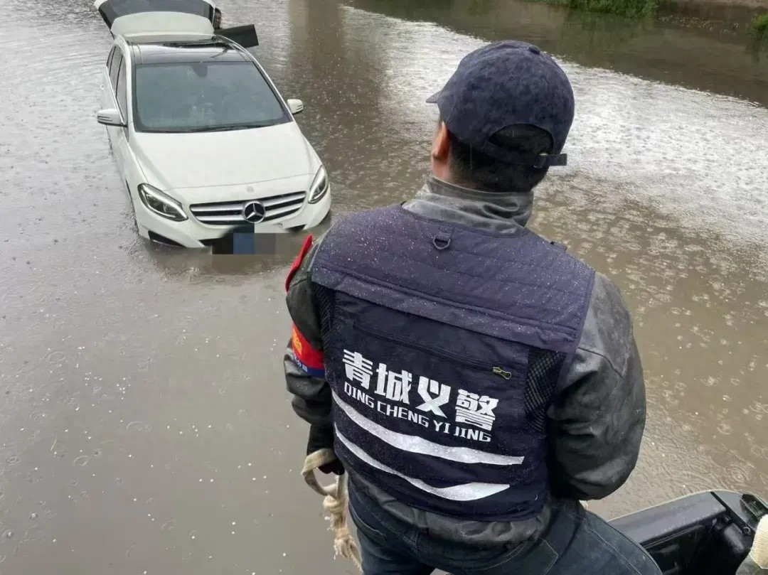 5·22 强降雨下青城告急！义警张帅为何堪称最帅逆行者？