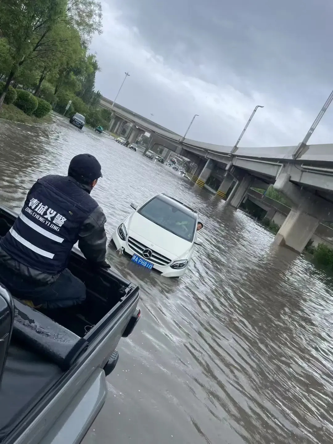 5·22 强降雨下青城告急！义警张帅为何堪称最帅逆行者？  第2张
