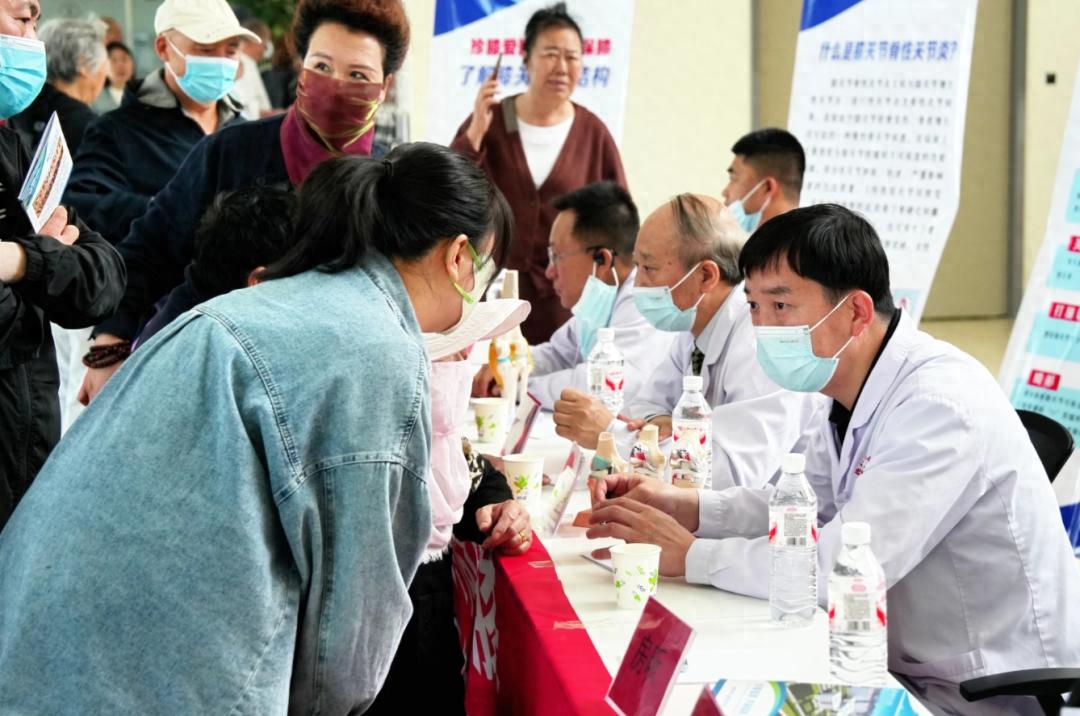 5月27日全国保膝日义诊！距活动还有3天，患者为何已排起长队？