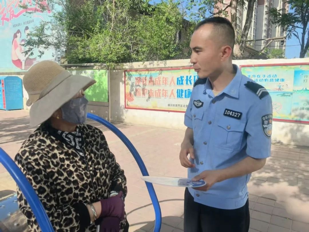 银川民警走楼串户搞反诈宣传！如何让群众接受是关键？