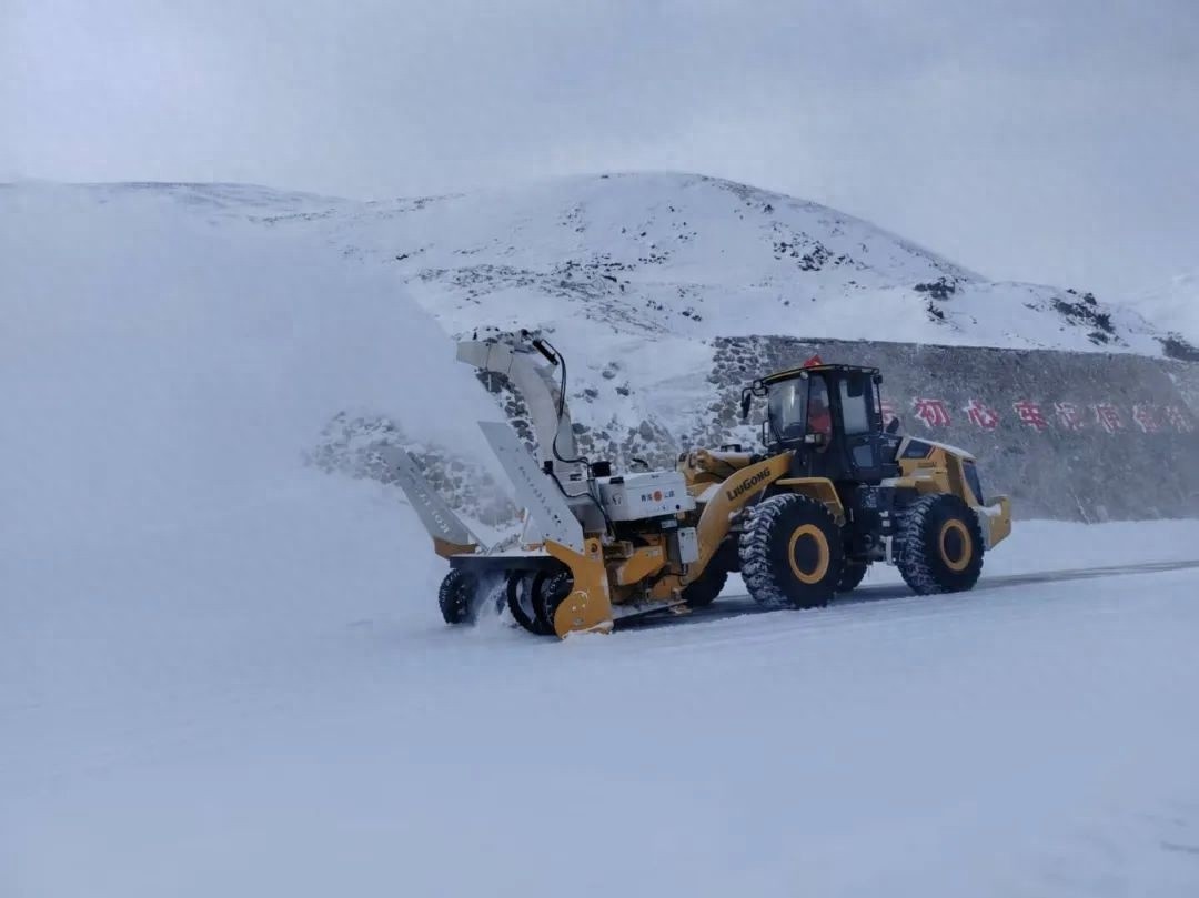 果洛公路总段如何应对暴雪？24小时清雪除冰保畅通  第1张