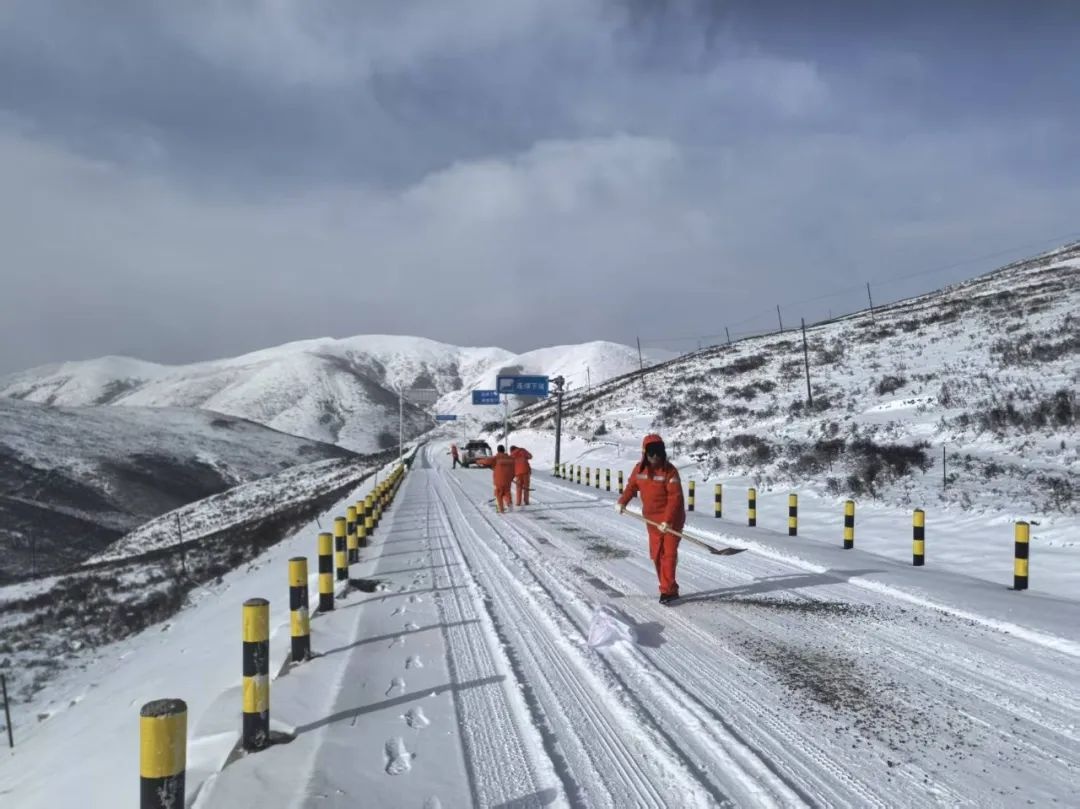果洛公路总段如何应对暴雪？24小时清雪除冰保畅通  第3张