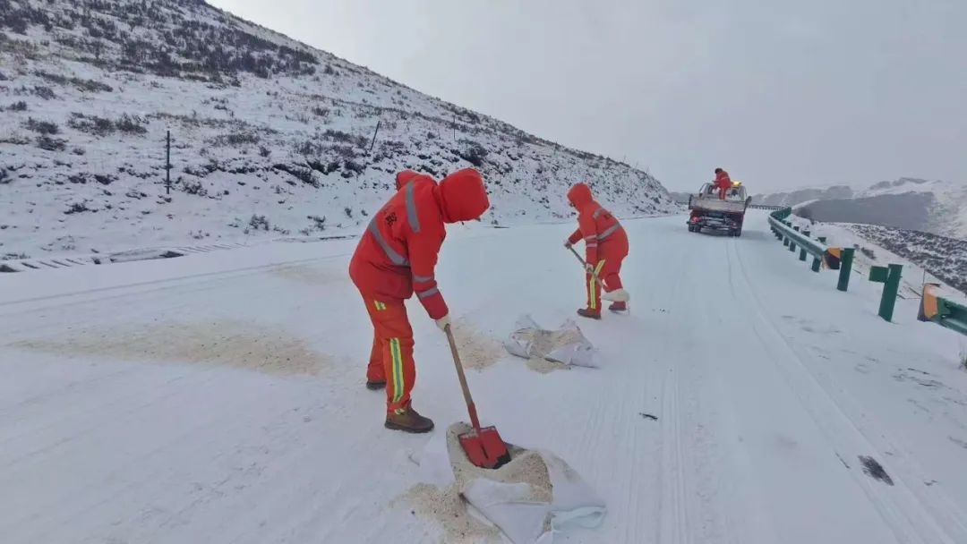 果洛公路总段如何应对暴雪？24小时清雪除冰保畅通  第4张
