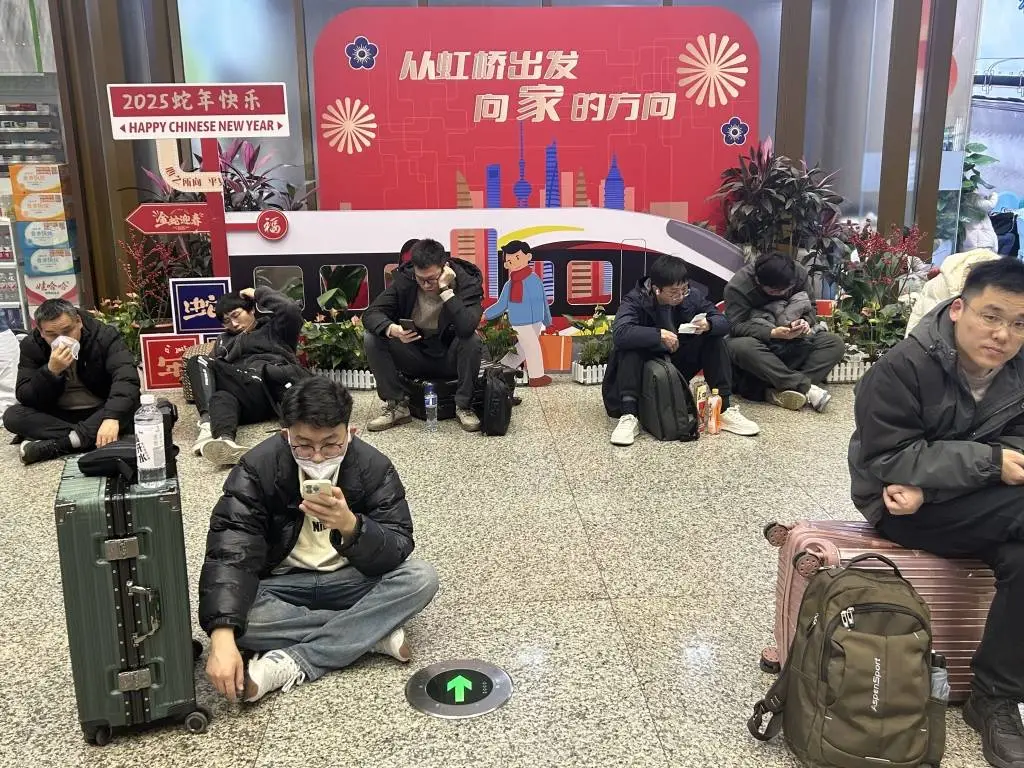 42.42万人次！上海虹桥火车站春运刷新纪录，90后小伙为何凌晨坐地等车？