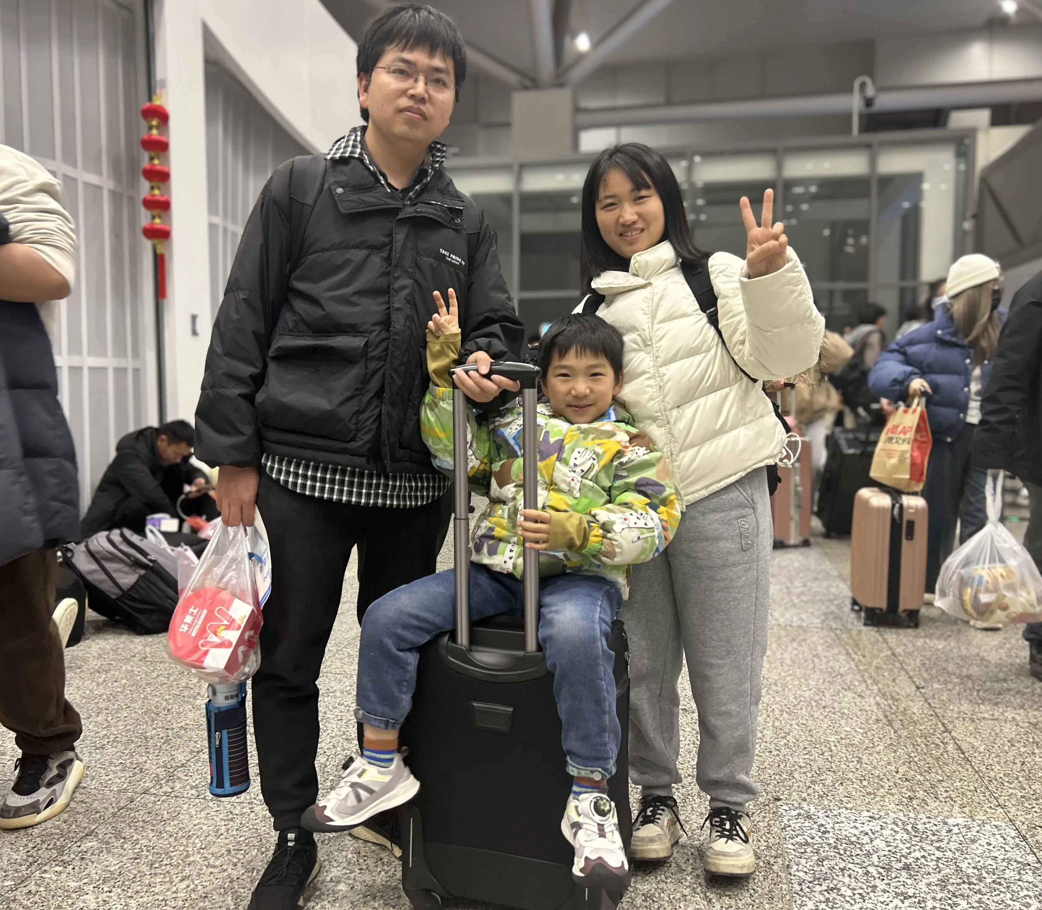 42.42万人次！上海虹桥火车站春运刷新纪录，90后小伙为何凌晨坐地等车？  第2张