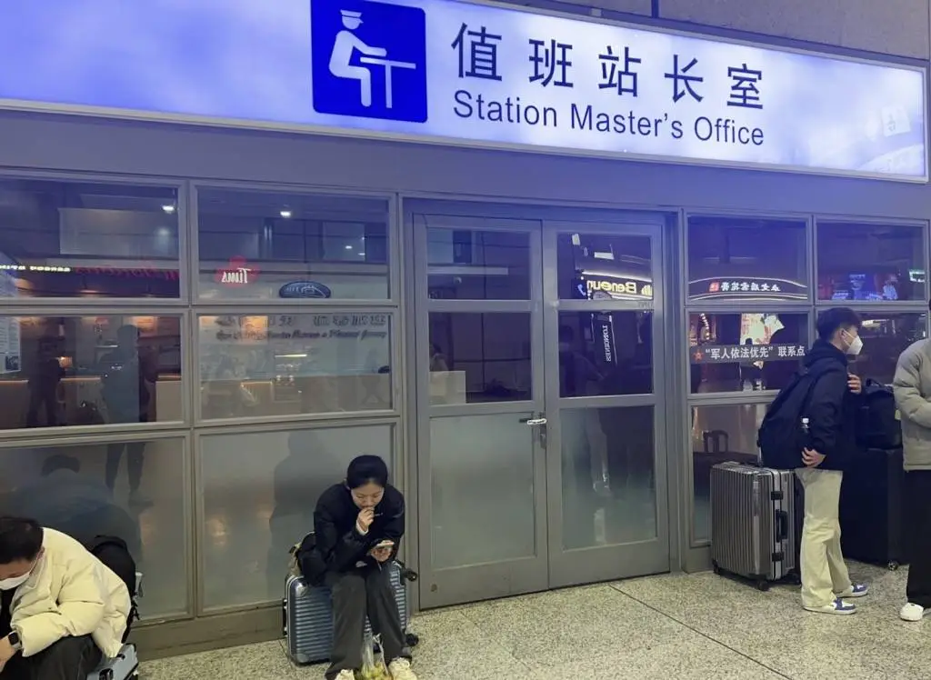42.42万人次！上海虹桥火车站春运刷新纪录，90后小伙为何凌晨坐地等车？  第4张