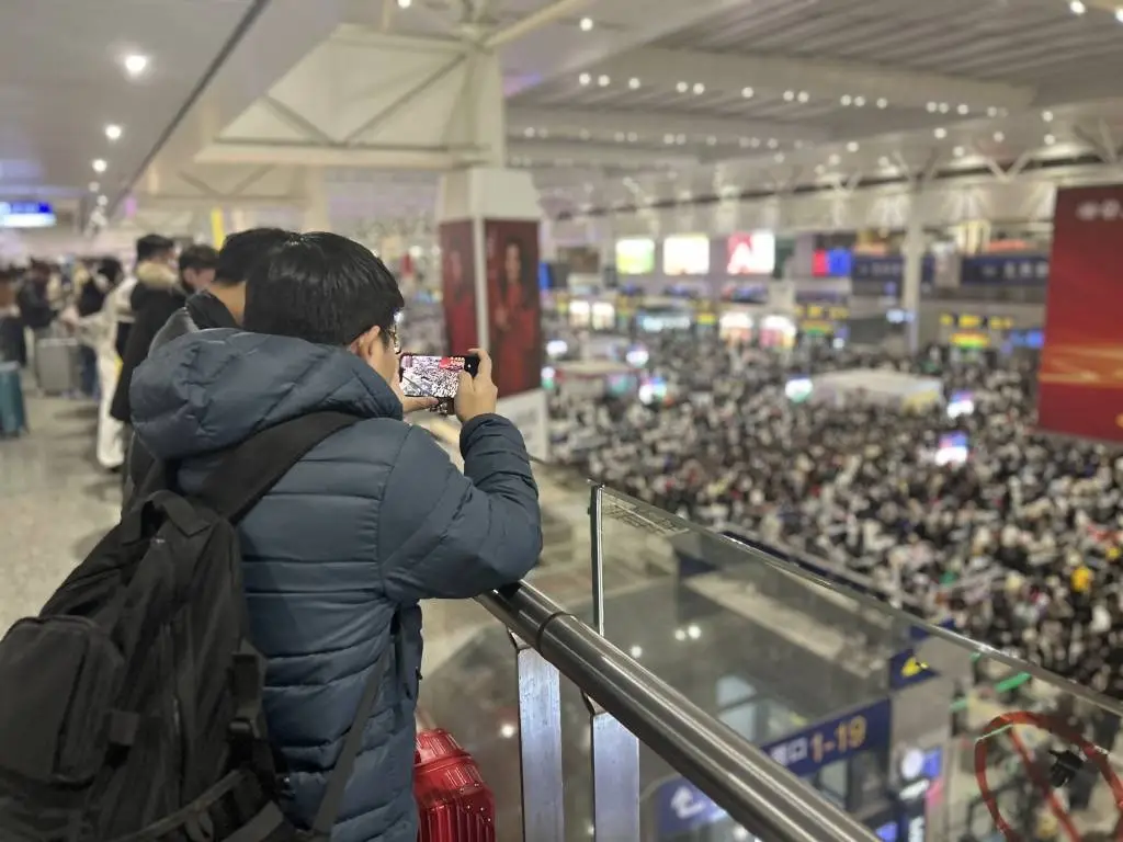 42.42万人次！上海虹桥火车站春运刷新纪录，90后小伙为何凌晨坐地等车？  第6张
