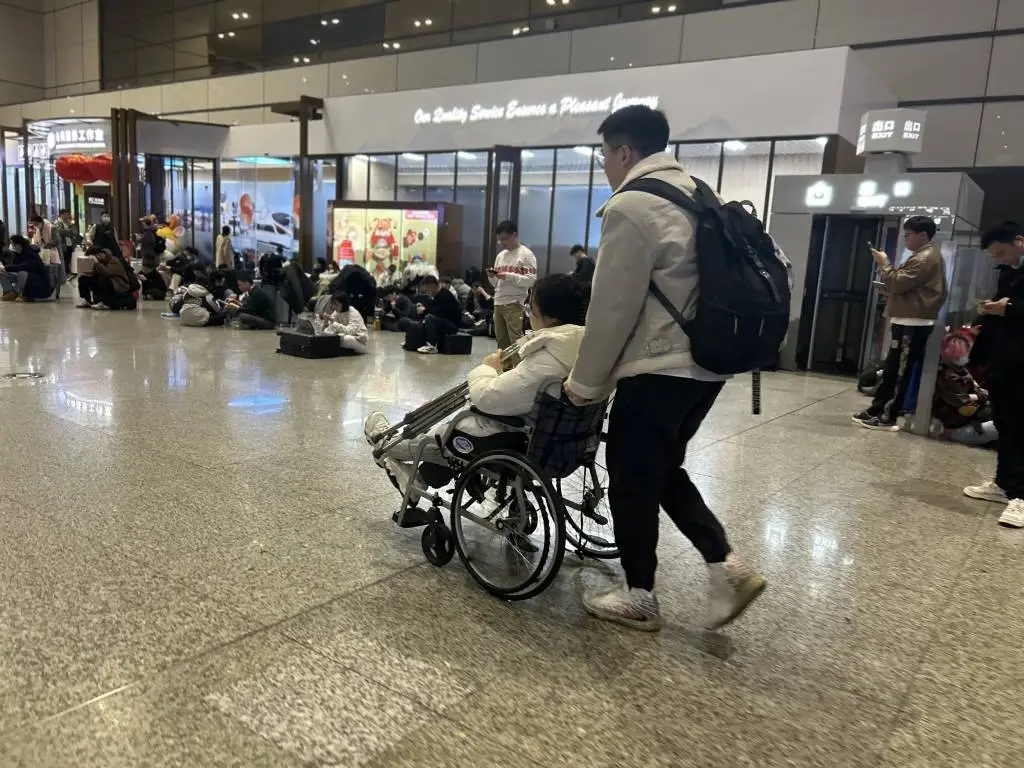 42.42万人次！上海虹桥火车站春运刷新纪录，90后小伙为何凌晨坐地等车？  第7张