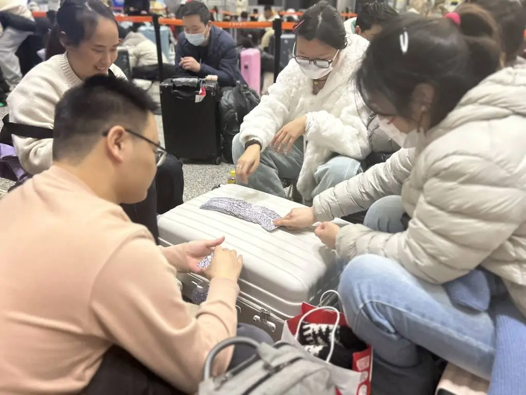 42.42万人次！上海虹桥火车站春运刷新纪录，90后小伙为何凌晨坐地等车？  第8张