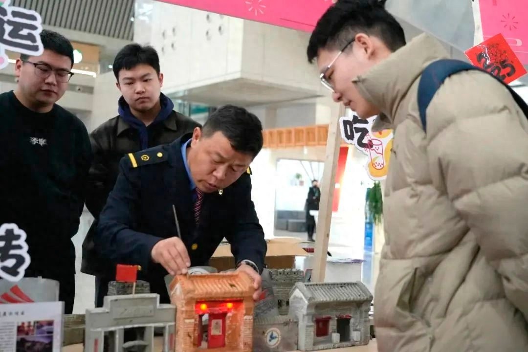 铁路职工潘明生如何将复兴号雕刻成砖雕艺术？他的非遗传承之路令人惊叹  第1张