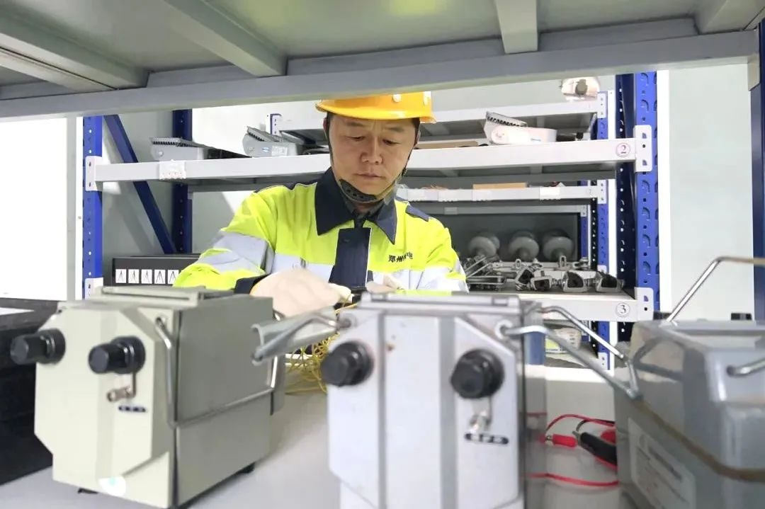 铁路职工潘明生如何将复兴号雕刻成砖雕艺术？他的非遗传承之路令人惊叹  第11张