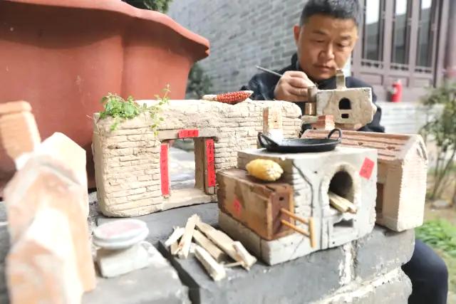 铁路职工潘明生如何将复兴号雕刻成砖雕艺术？他的非遗传承之路令人惊叹  第4张