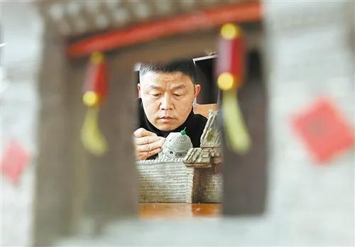 铁路职工潘明生如何将复兴号雕刻成砖雕艺术？他的非遗传承之路令人惊叹  第10张
