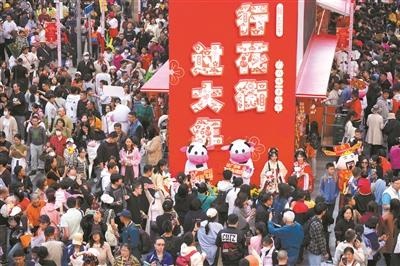 2025年广州越秀西湖花市开市啦！瑞狮跃动、英歌舞表演，你准备好迎接这场文化盛宴了吗？