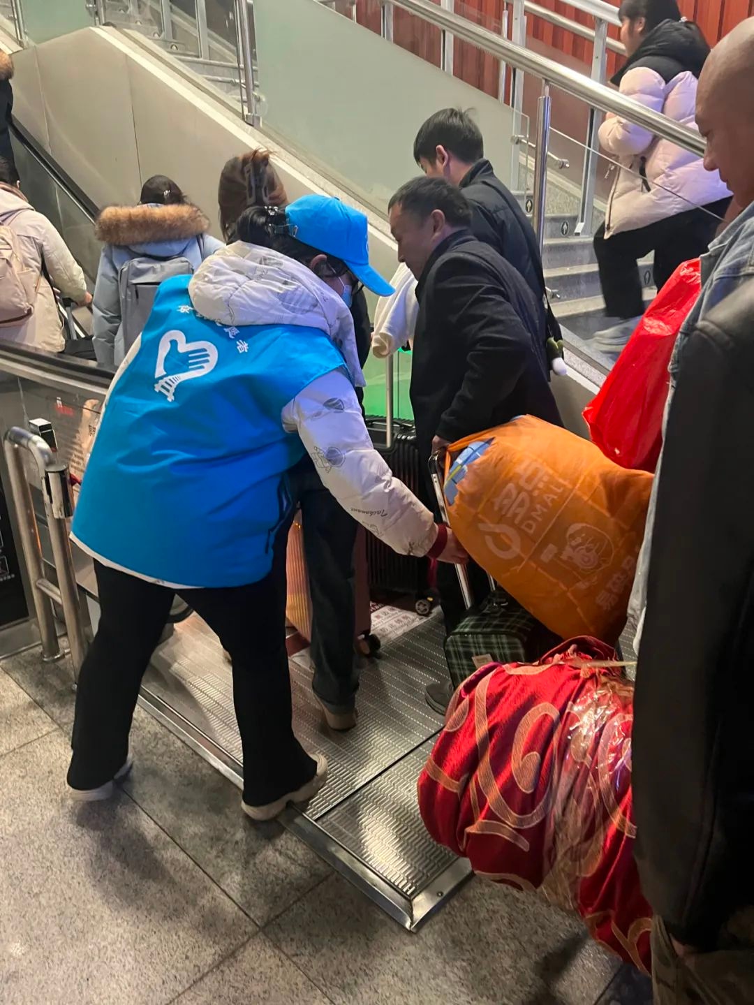 兰州西站的暖心守护者：苏一宁如何用行动诠释铁路人的责任与担当？  第2张