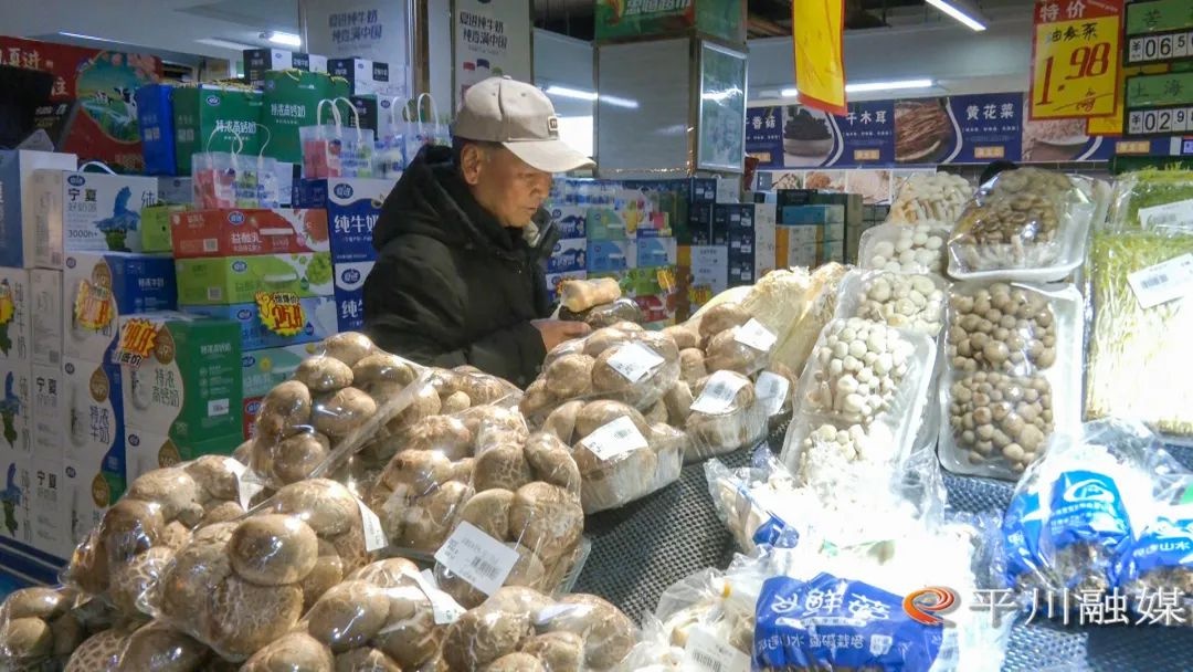 春节购物季来临！平川区市场货源充足，价格稳定，市民如何挑选心仪商品？  第4张