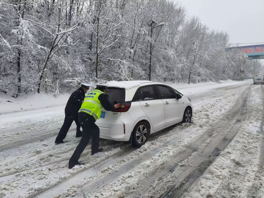 2025年第一场冬雪来袭！民辅警顶风冒雪，你的出行安全他们守护  第2张