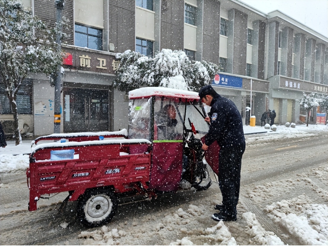 2025年第一场冬雪来袭！民辅警顶风冒雪，你的出行安全他们守护  第3张