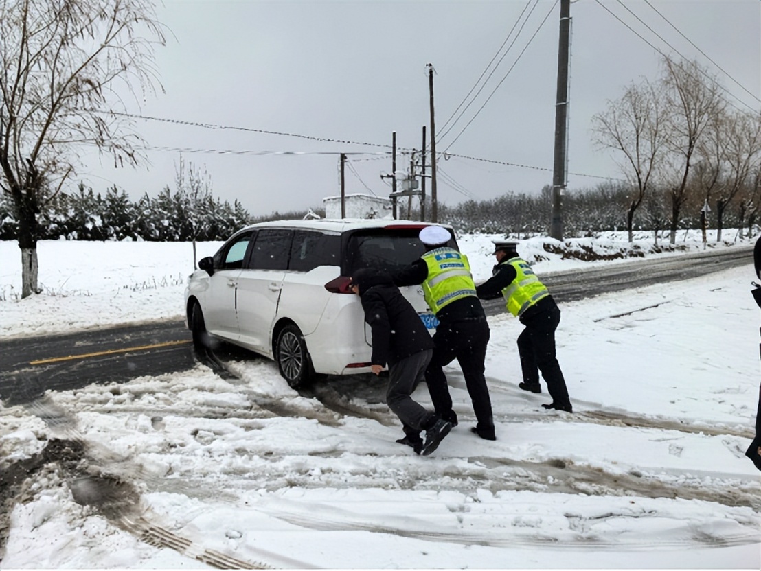 2025年第一场冬雪来袭！民辅警顶风冒雪，你的出行安全他们守护  第8张
