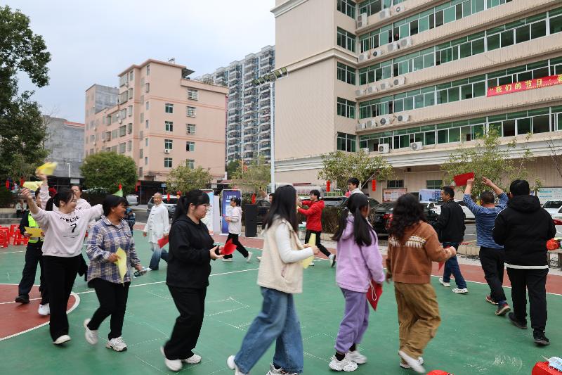 2025年新春佳节，县交通公路部门如何用文艺汇演和互动游戏点燃节日氛围？  第2张