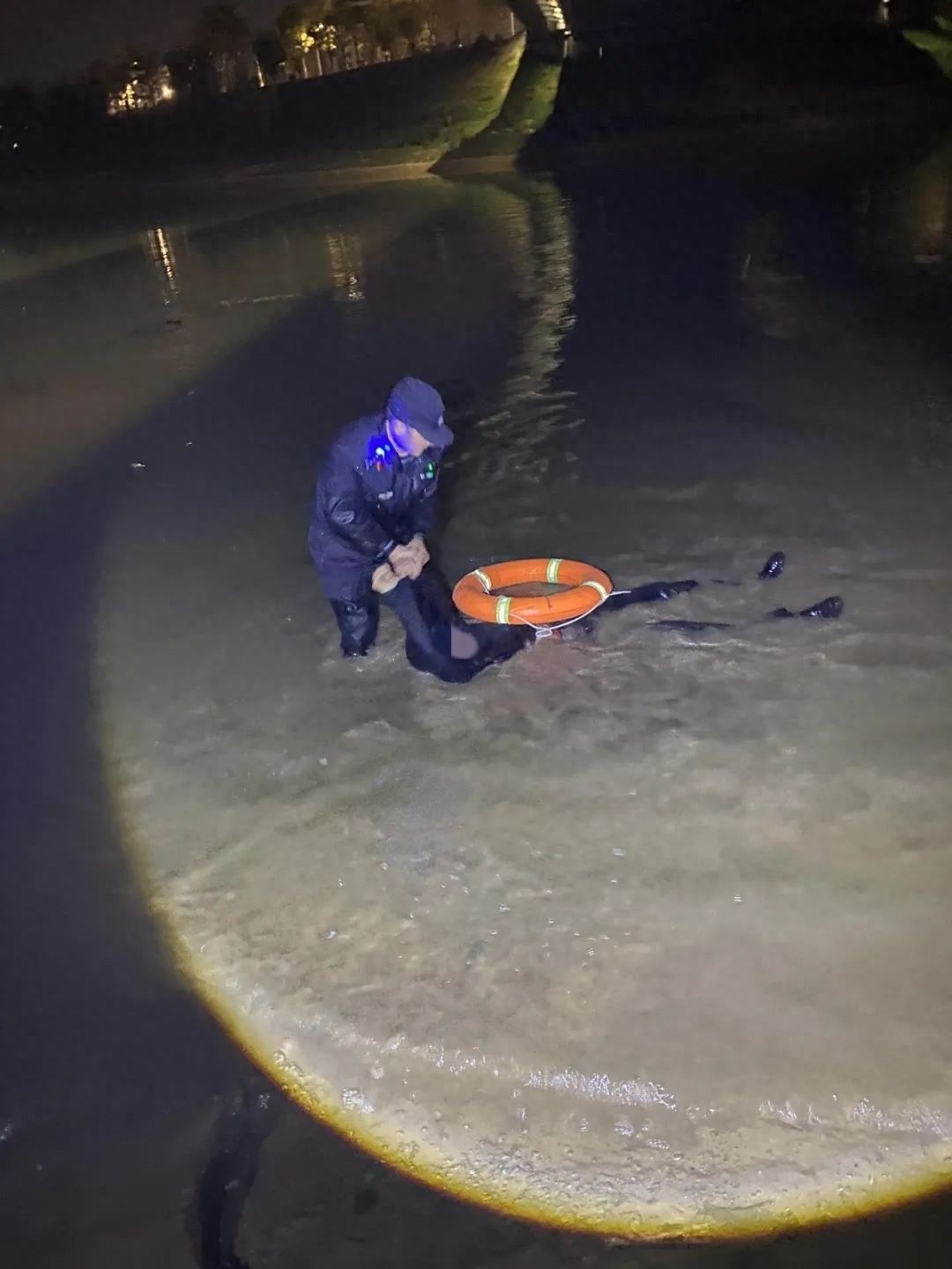 深夜跳河轻生！民警张伟新不顾自身安危，成功救下男子，背后原因令人心酸  第1张