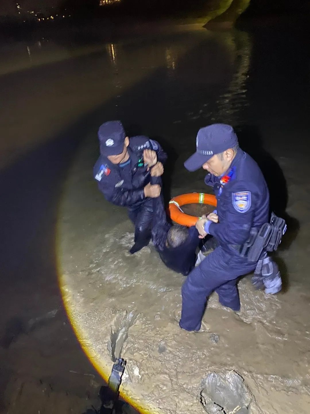 深夜跳河轻生！民警张伟新不顾自身安危，成功救下男子，背后原因令人心酸  第2张