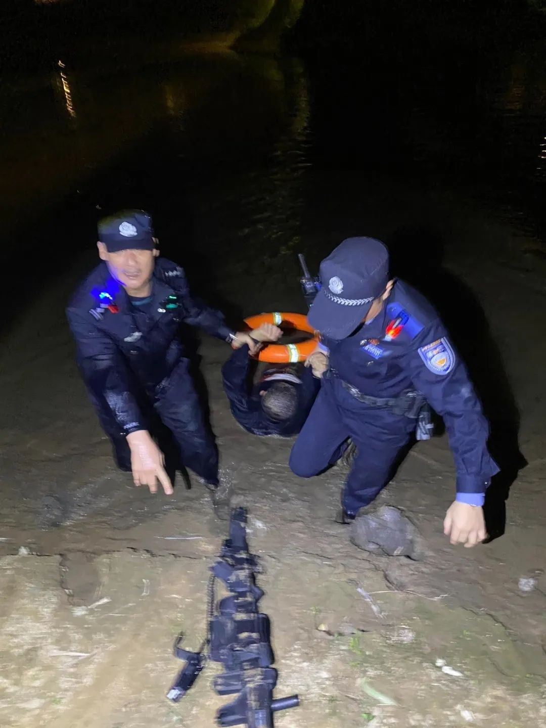 深夜跳河轻生！民警张伟新不顾自身安危，成功救下男子，背后原因令人心酸  第3张