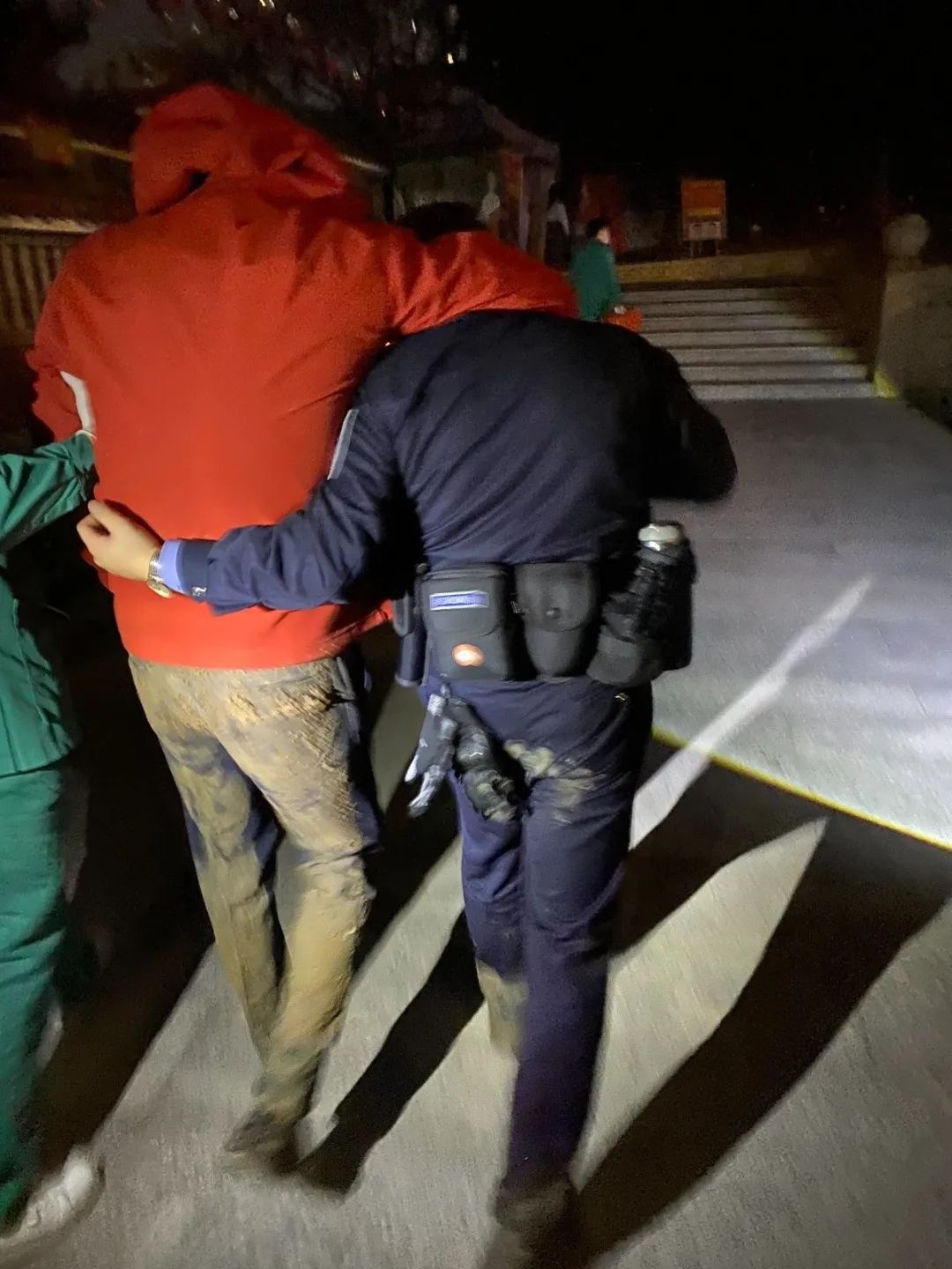 深夜跳河轻生！民警张伟新不顾自身安危，成功救下男子，背后原因令人心酸  第4张
