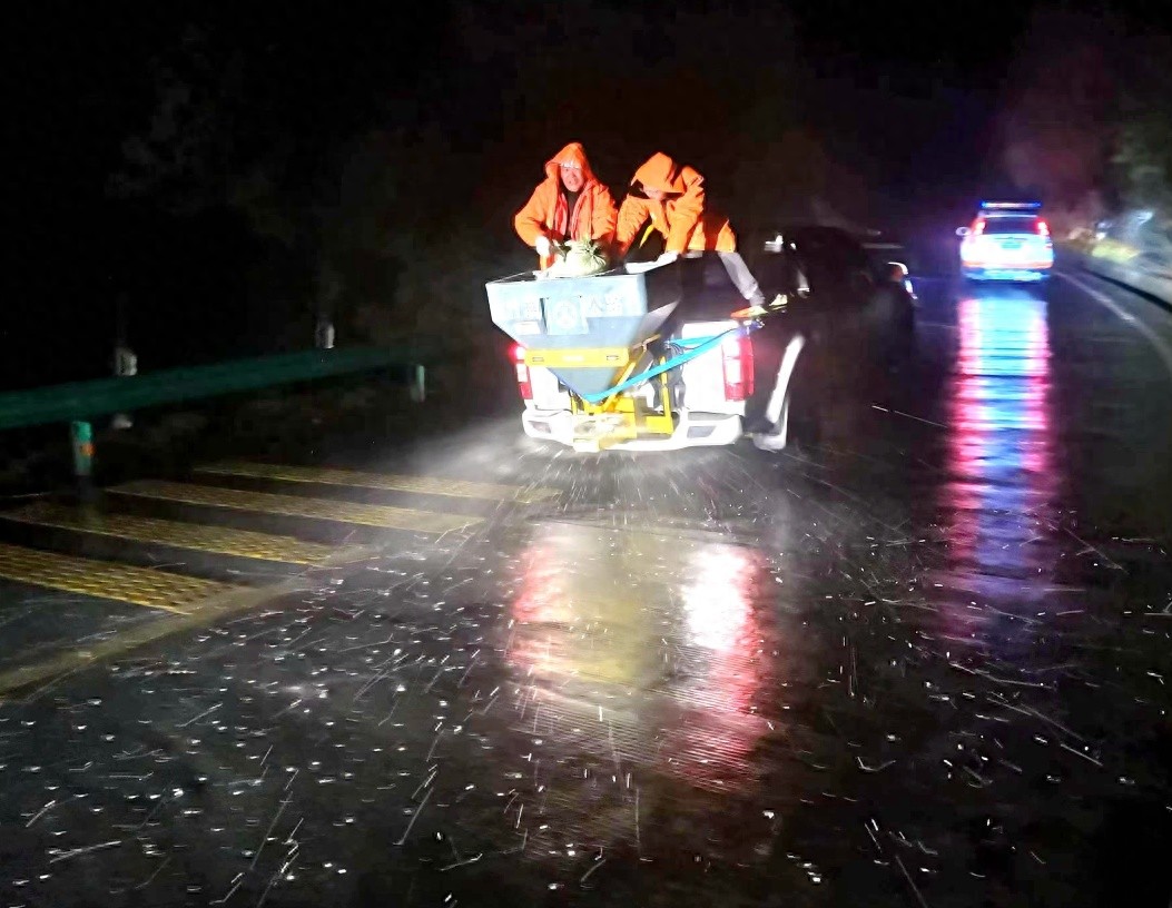 春节返乡路遇冰雪，竹溪县公路养护中心如何确保安全畅通？