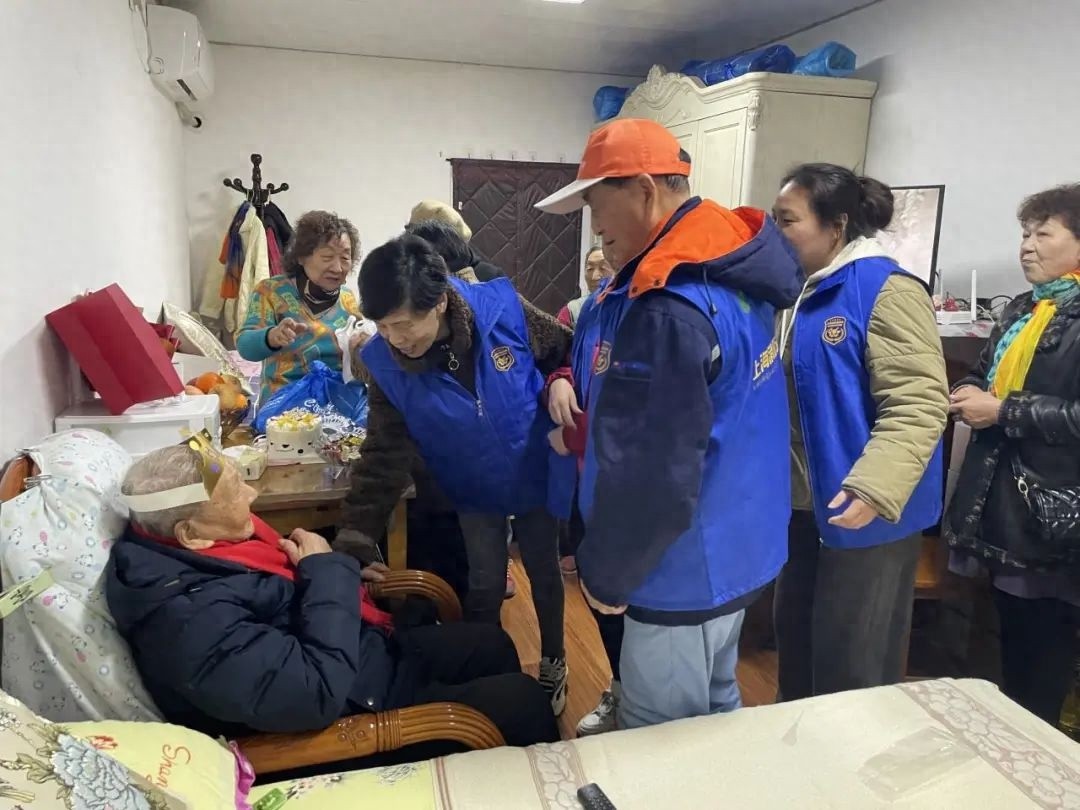 百岁老人庆生，消防志愿者上门送安全！你家取暖器用对了吗？  第1张