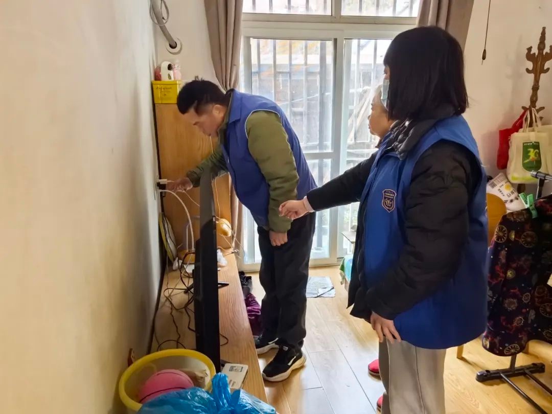 百岁老人庆生，消防志愿者上门送安全！你家取暖器用对了吗？  第3张