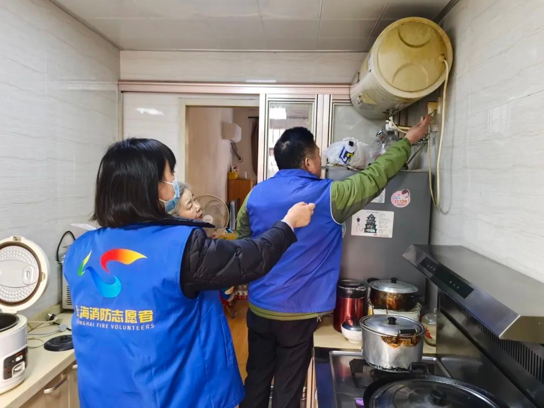 百岁老人庆生，消防志愿者上门送安全！你家取暖器用对了吗？  第4张
