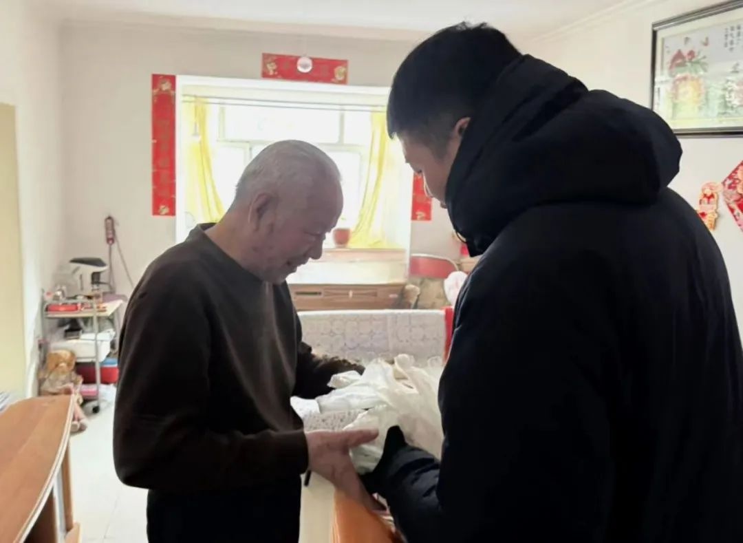 春节坚守岗位的他们，为何能享受如此丰盛的年夜饭？暖心活动背后的故事让人感动  第3张