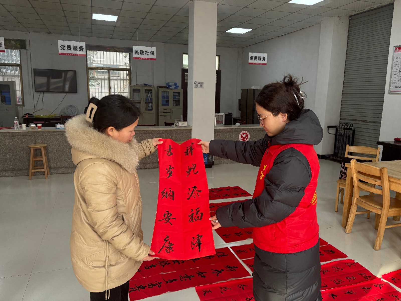 永康镇康东社区挥毫送祝福，春联暖人心！你收到这份特别的年味了吗？