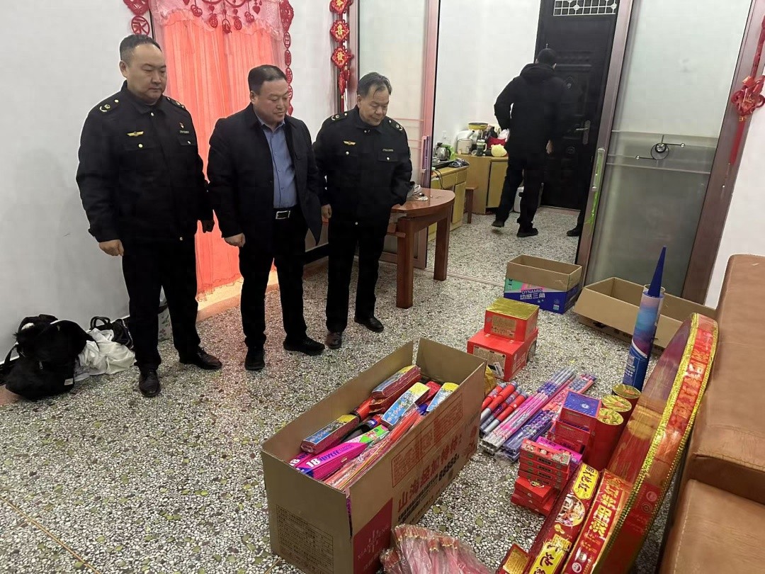 蓝田县村民家中竟藏130件烟花爆竹，非法销售背后隐藏着什么秘密？  第1张