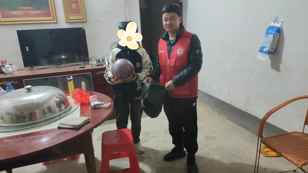 暖心包裹送达困境儿童手中，爱心爸爸刘立璇的特别礼物让小峰笑容绽放！你愿意加入这样的帮扶行动吗？  第1张