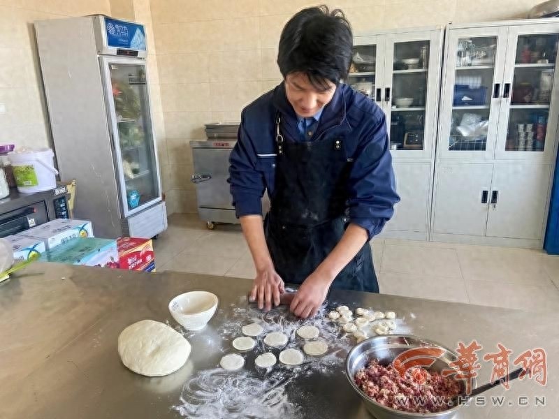 00后小站货运员如何变身掌勺师傅？揭秘春节前夕的温馨故事  第1张