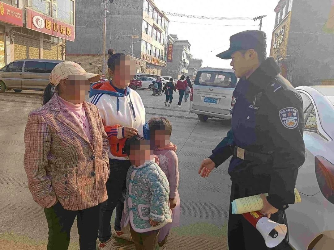 4岁女孩集市走失，民警如何用智慧与耐心帮她找到妈妈？感人至深  第1张