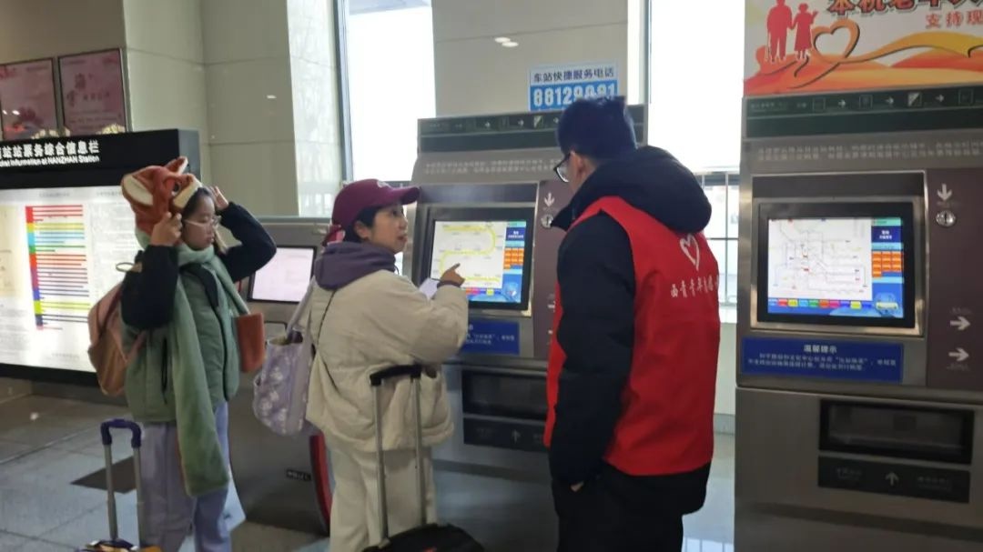 青春护航，温暖同行！40余名青年志愿者如何让春运旅客感受到浓浓温情？  第3张