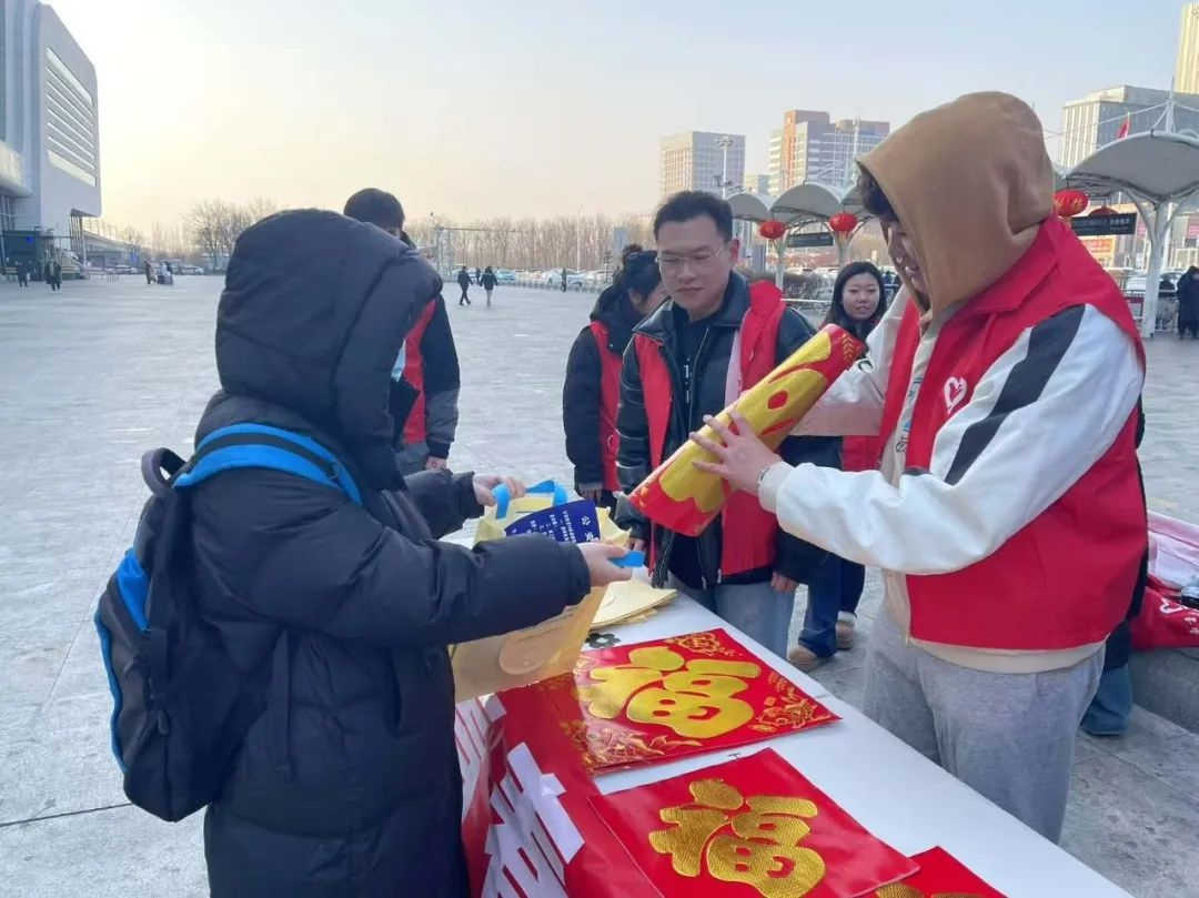 青春护航，温暖同行！40余名青年志愿者如何让春运旅客感受到浓浓温情？  第7张