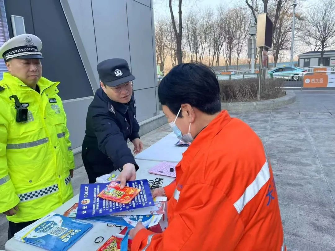 青春护航，温暖同行！40余名青年志愿者如何让春运旅客感受到浓浓温情？  第10张