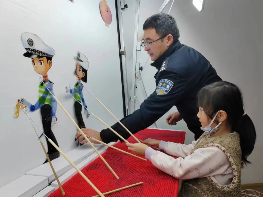 辅警周田波如何用皮影戏让春运安全知识深入人心？揭秘他的创新宣传之路  第2张